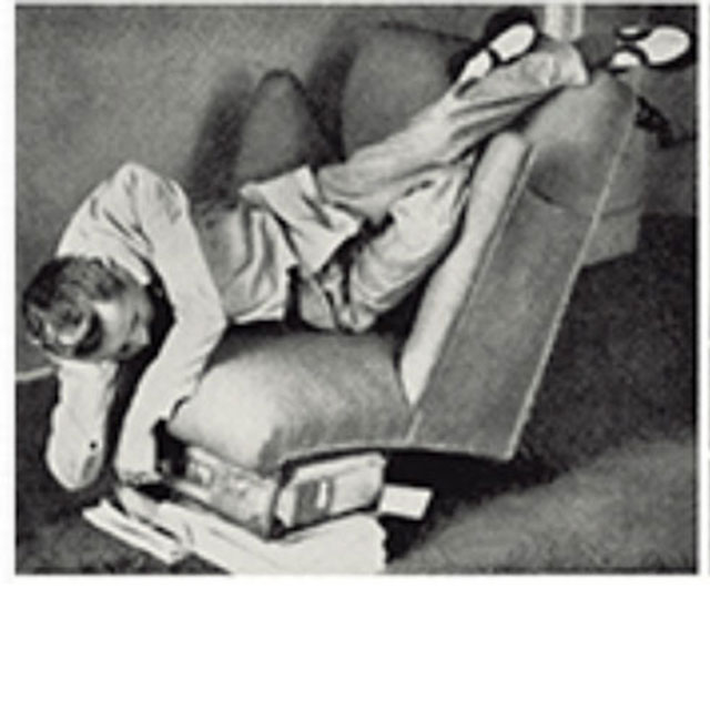 ポスター 不快な椅子における快適さの探求 Corraini Edizioni PLAY